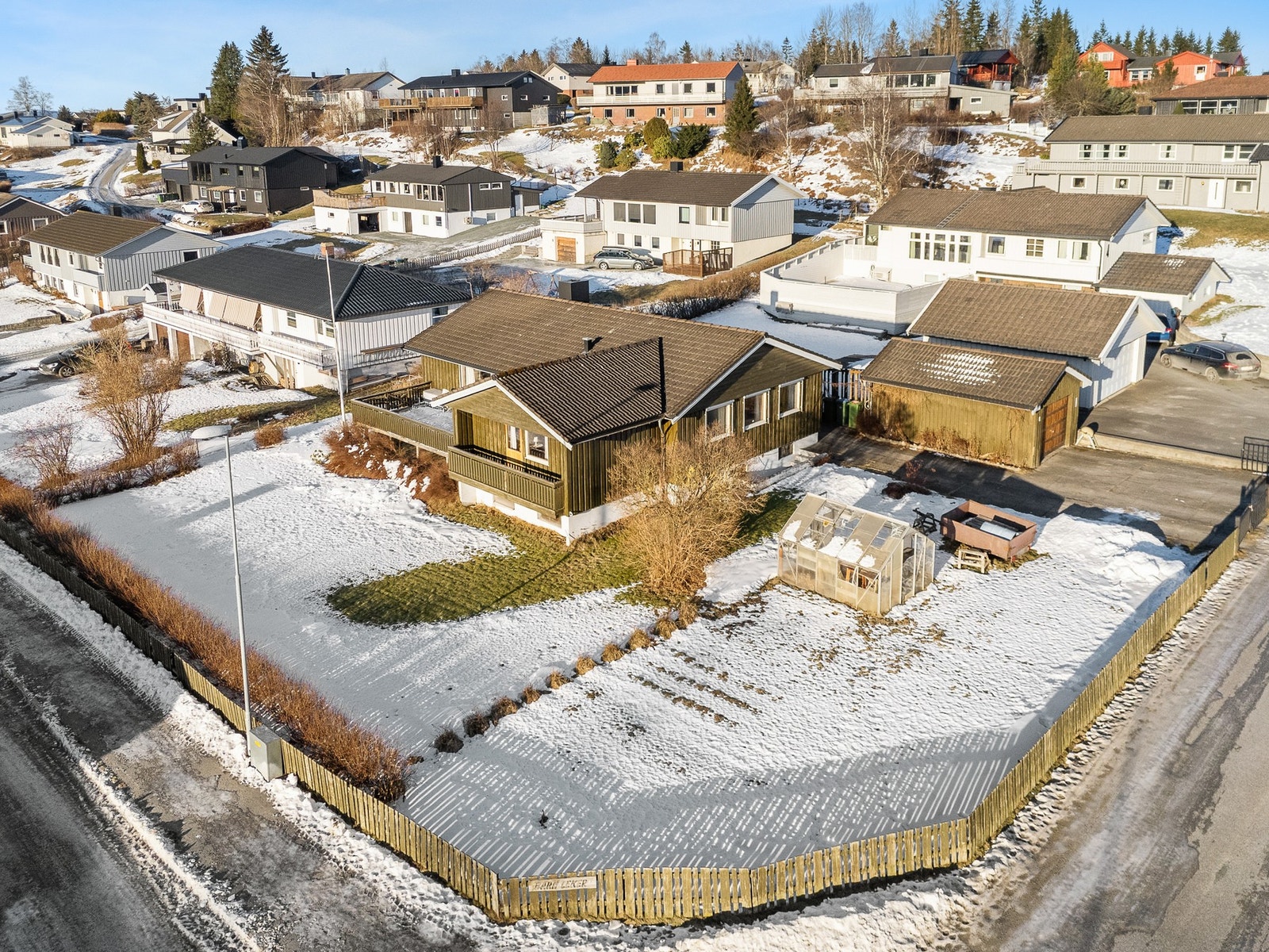 Romslig tomt og solrik beliggenhet. Galleribilde