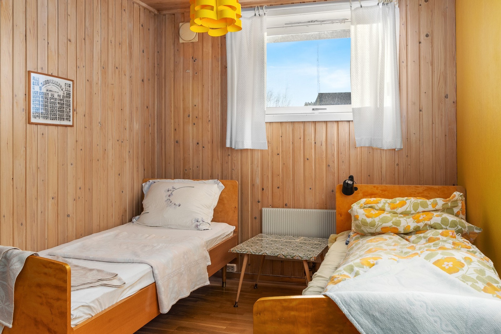 Et av to soverom i kjeller. Disse er ikke omsøkt fra bod til soverom. Galleribilde