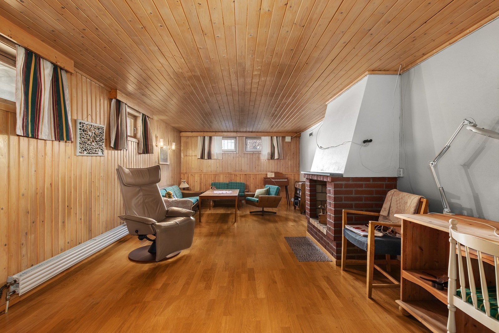 Romslig kjellerstue. Galleribilde