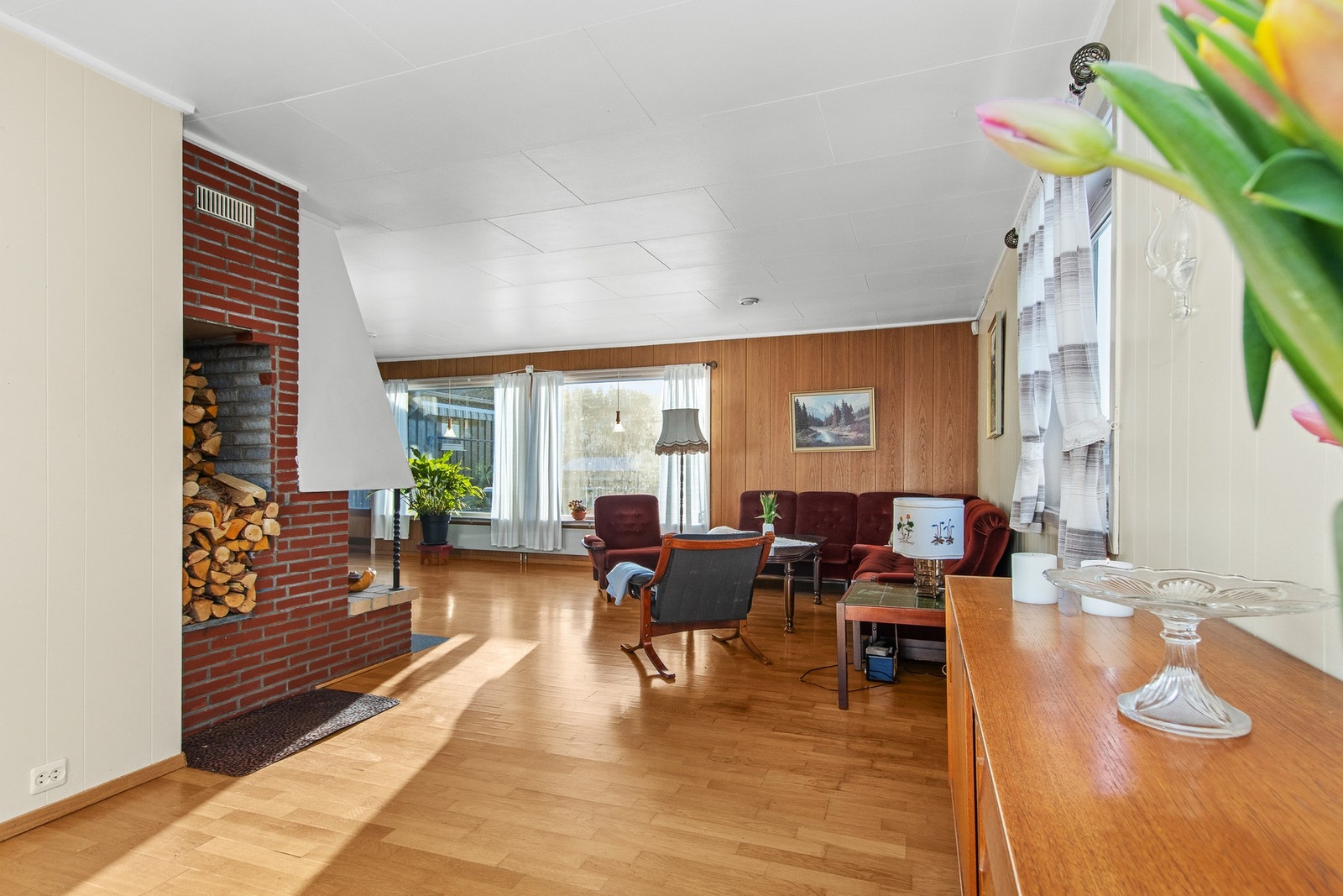 Del av romslig stue. Galleribilde