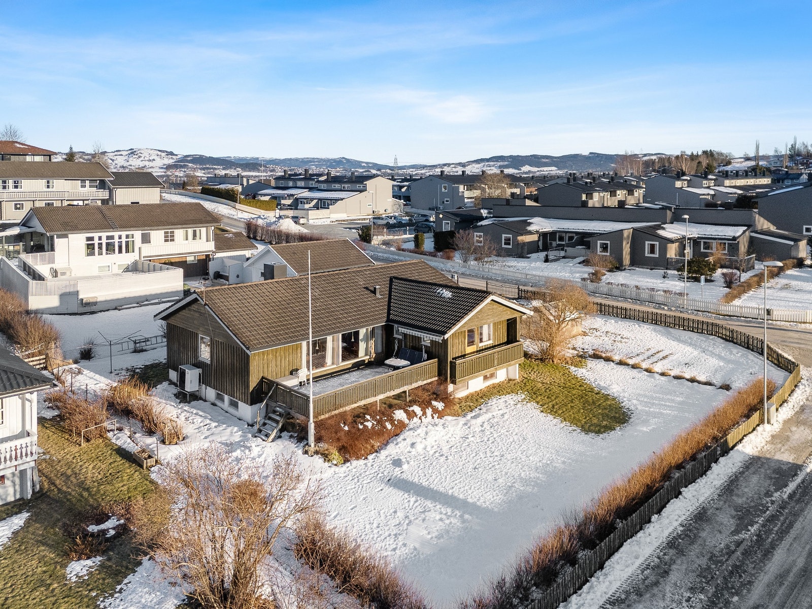 Stor tomt med kort vei til skole, barnehage og aktivitetspark. Galleribilde