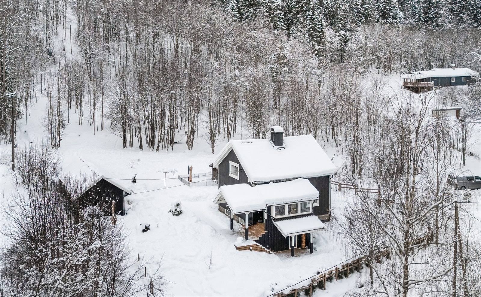 Eiendommen har en tomt på hele 3915m² med en romslig hage og flere hyggelige uteplasser. Galleribilde