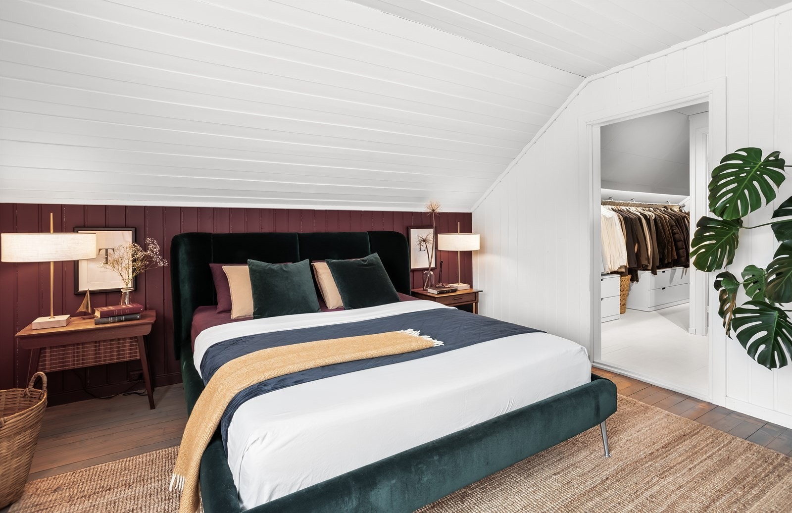 Hovedsoverommet har direkte tilgang til et bad og omkledningsrom. Galleribilde