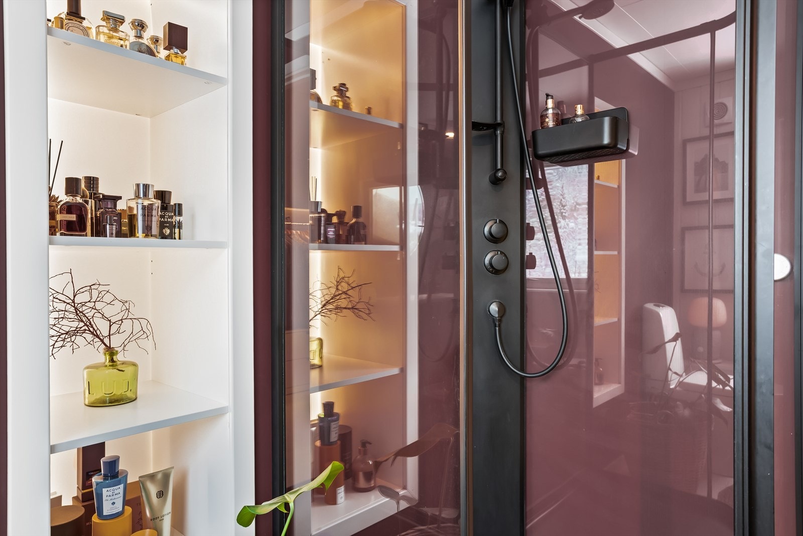 Badet har sort servantinnredning, speil, gulvstående toalett og dusjkabinett. Det er montert elektrisk vifte på vegg. Galleribilde