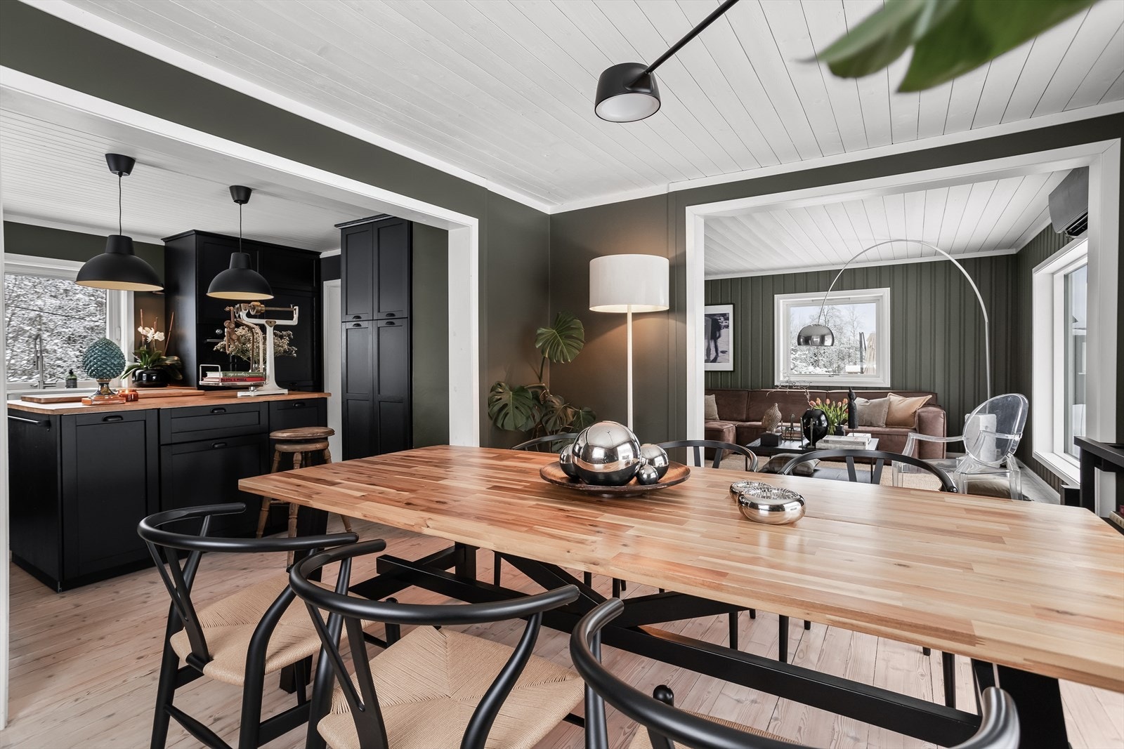 Fra spisestuen er det åpen løsning mot kjøkkenet, perfekt for sosiale sammenkomster. Galleribilde