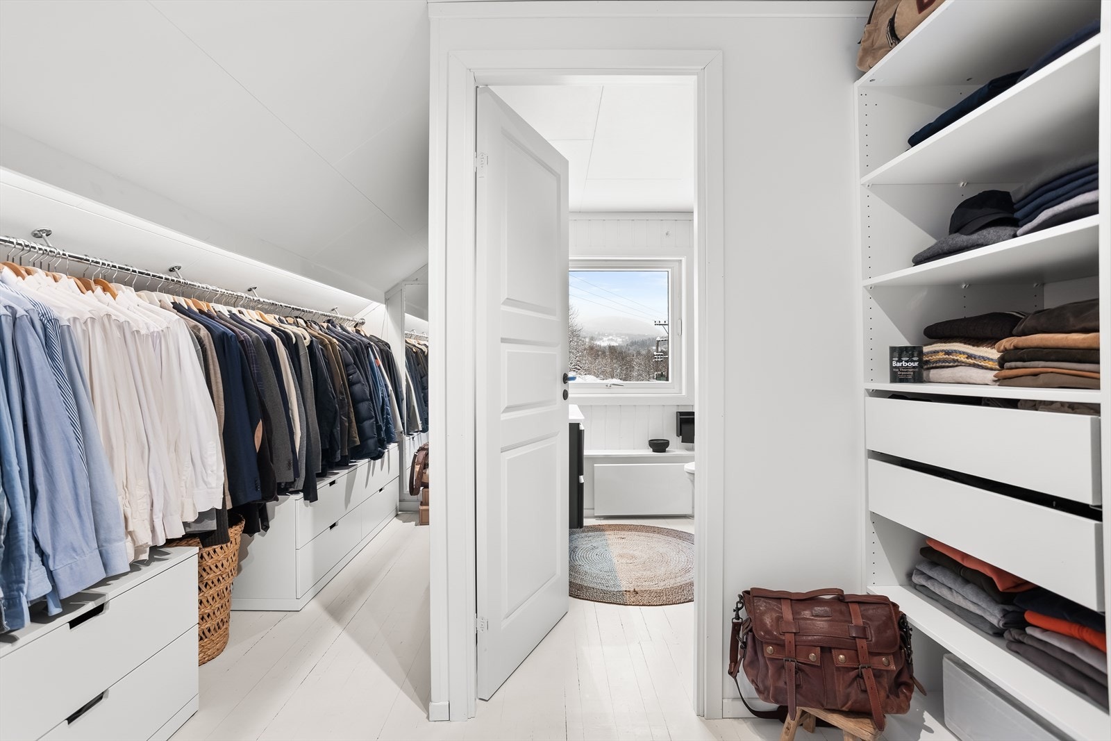 Det praktiske omkledningsrommet gir rikelig med oppbevaringsplass. Galleribilde