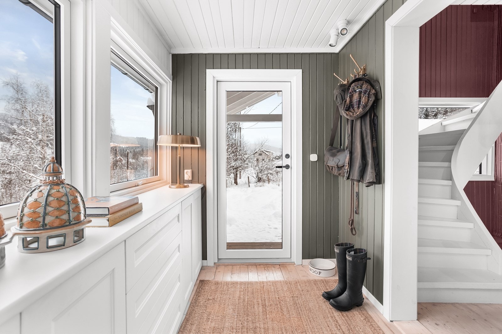 Lys og innbydende gang med plass til oppheng av yttertøy og til å sette fra seg sko. Galleribilde