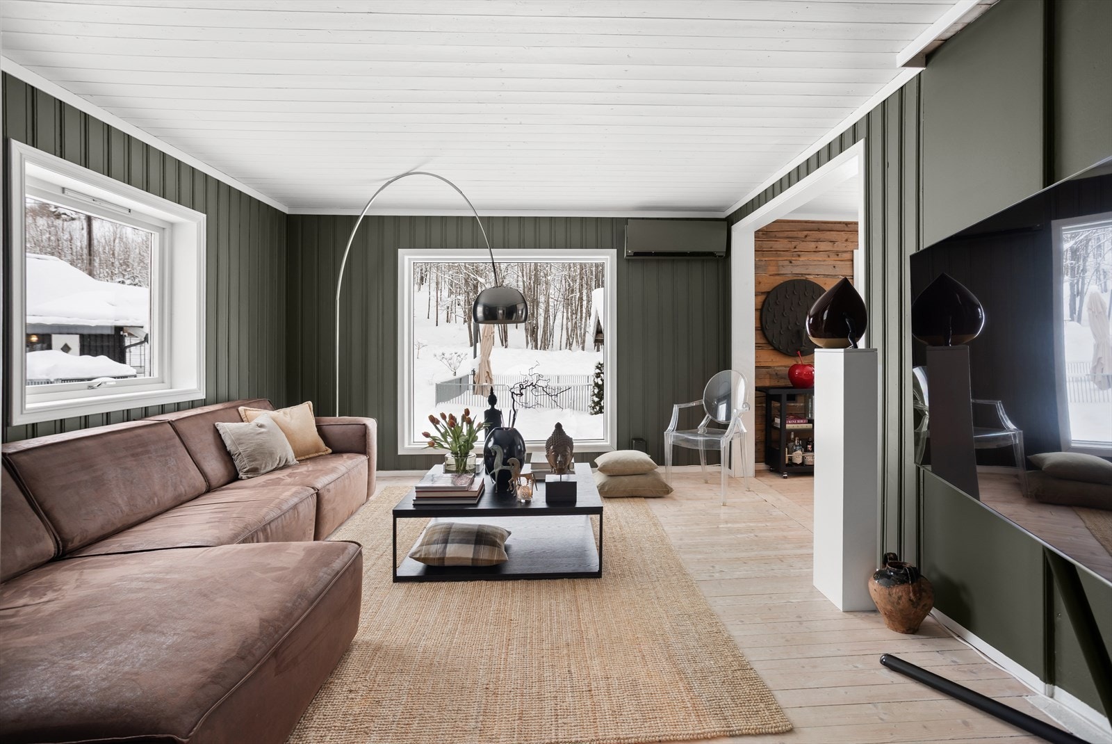 Stuen ligger i delvis åpen løsning mot spisestuen, noe som skaper en god romfølelse. Galleribilde