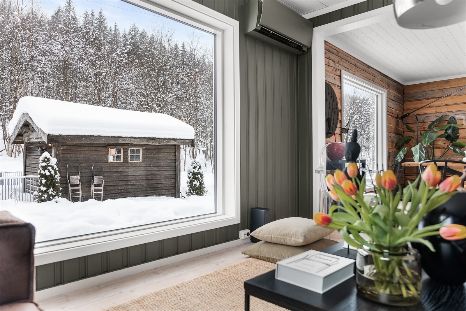 En luft-til-luft-varmepumpe i stuen sørger for effektiv oppvarming. Galleribilde