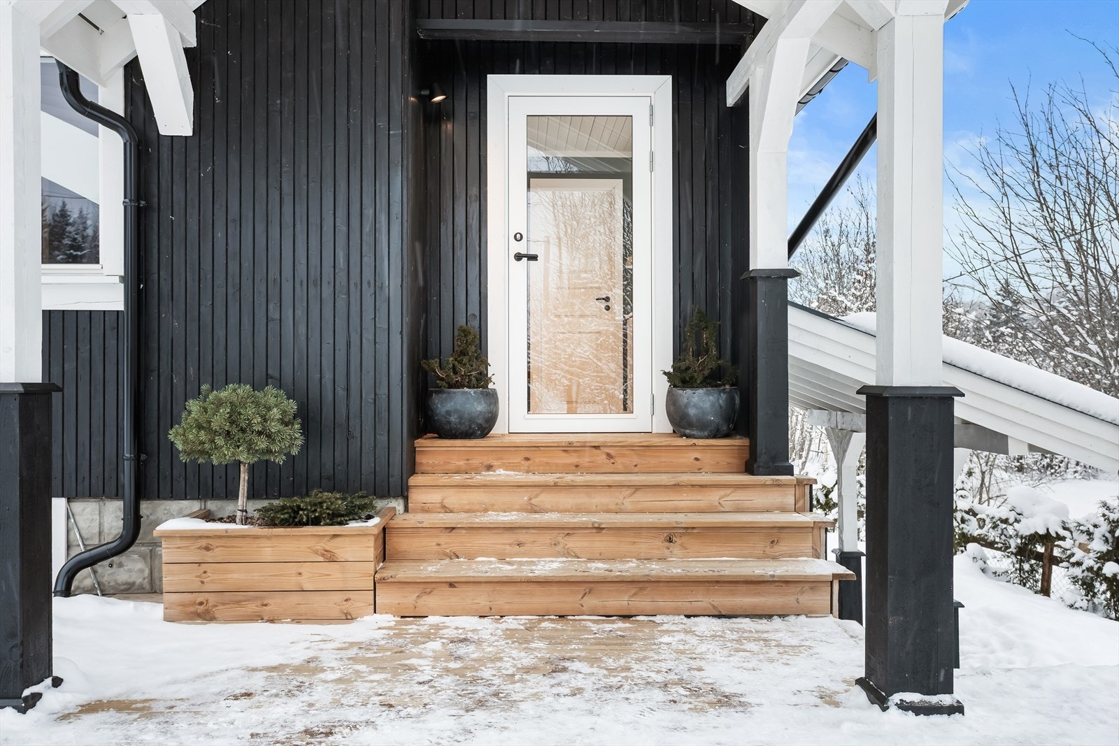 Man ønskes velkommen fra et hyggelig og overbygd inngangsparti. Galleribilde