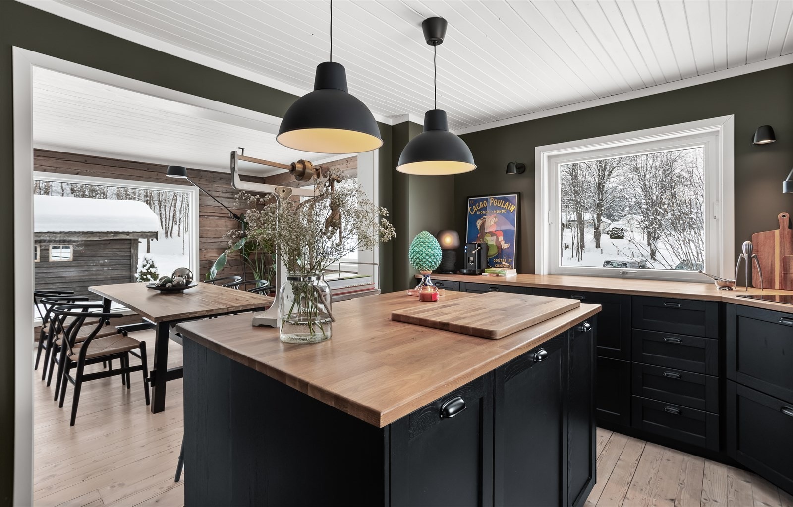 Moderne kjøkken fra 2024 med en praktisk kjøkkenøy med ekstra arbeids- og lagringsplass. Galleribilde