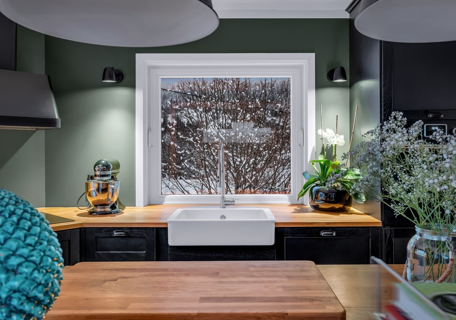 En stilren porselenskum med ett-greps blandebatteri komplementerer kjøkkenets uttrykk. Galleribilde