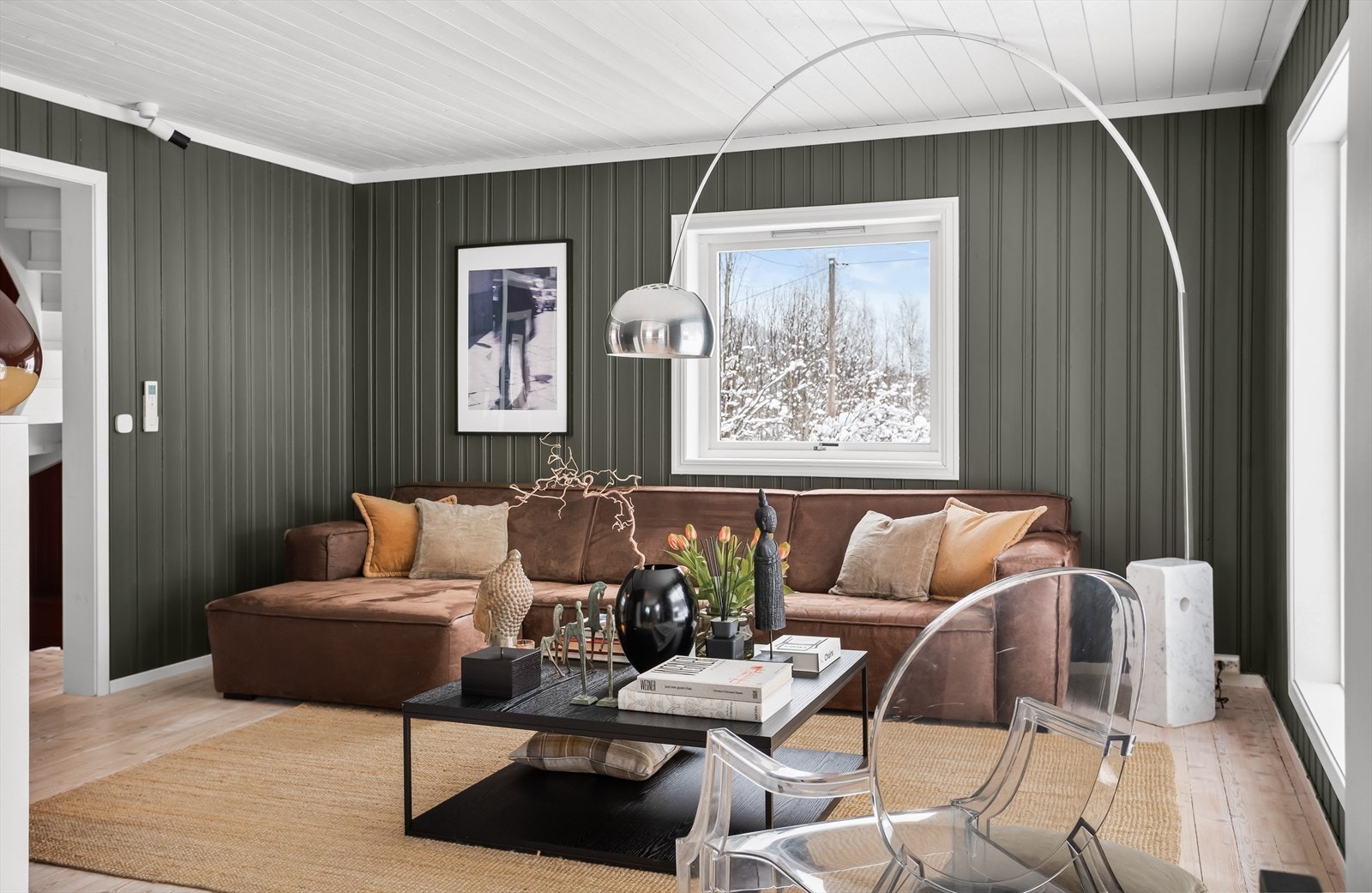 Stuen har plass til en sofaseksjon og mediemøbler. Galleribilde