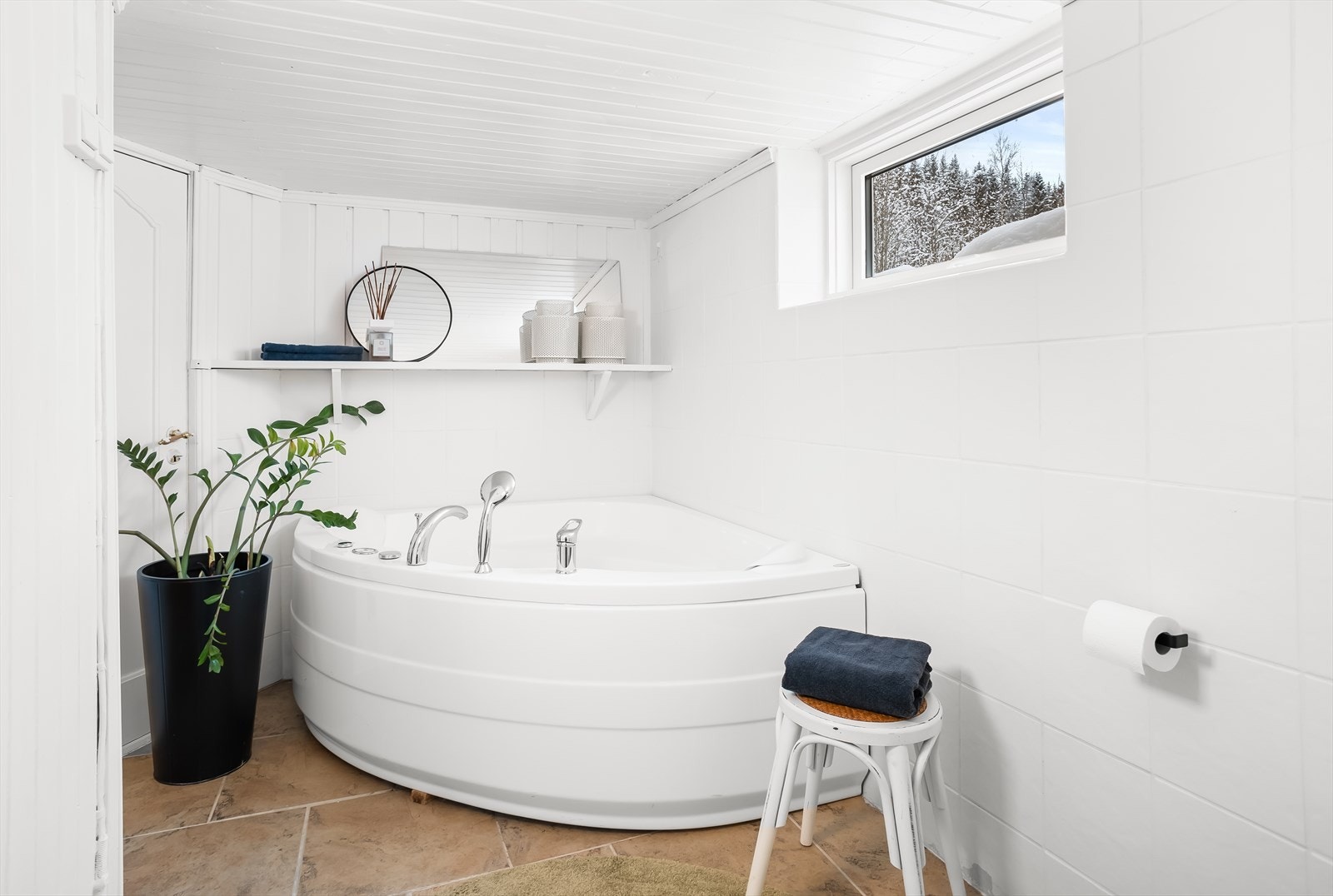 Bad i kjeller med badekar. Galleribilde