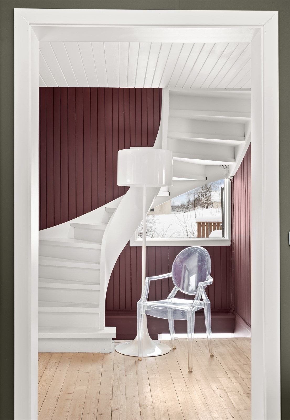 Tretrappen fører opp til andre etasje, som rommer soveavdelingen. Galleribilde