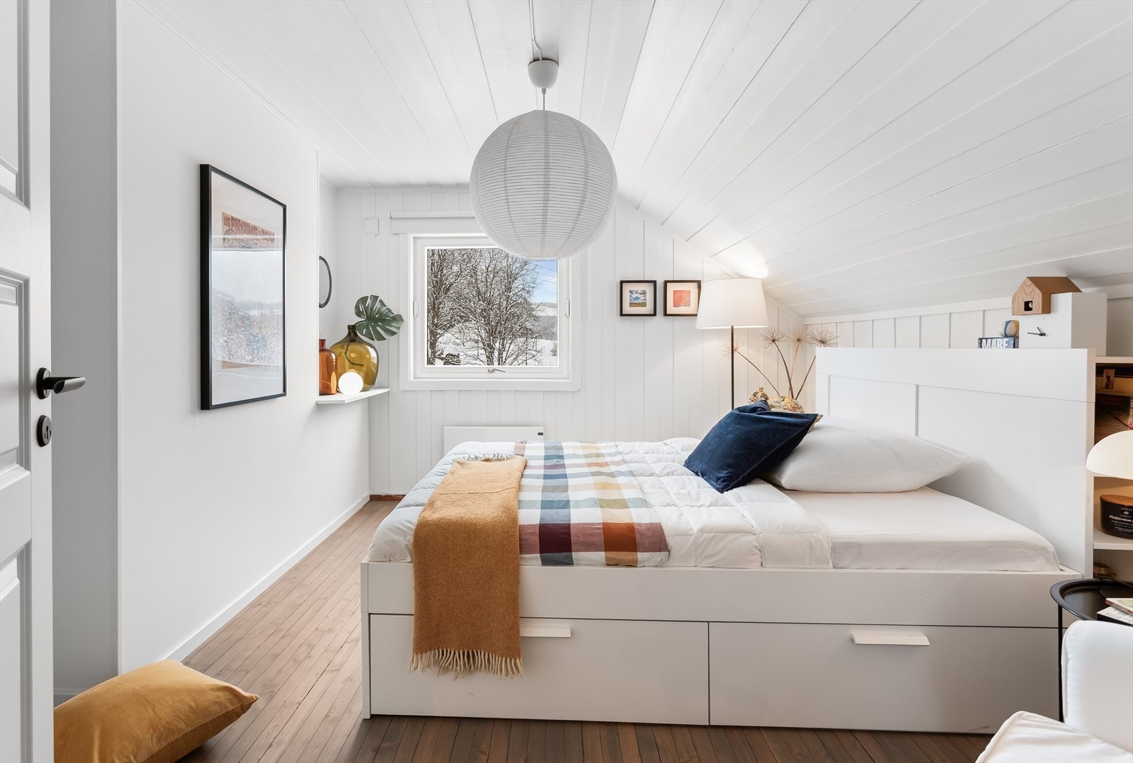 Det andre soverommet i etasjen er lyst og romslig. Rommet har plass til dobbeltseng og annet soveromsinteriør. Galleribilde