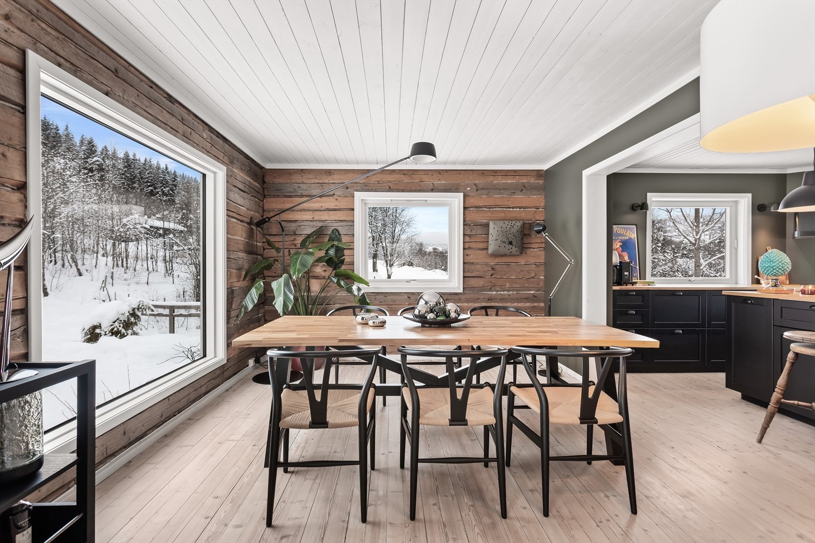 Spisestuen har god plass til en stor spisegruppe. Galleribilde