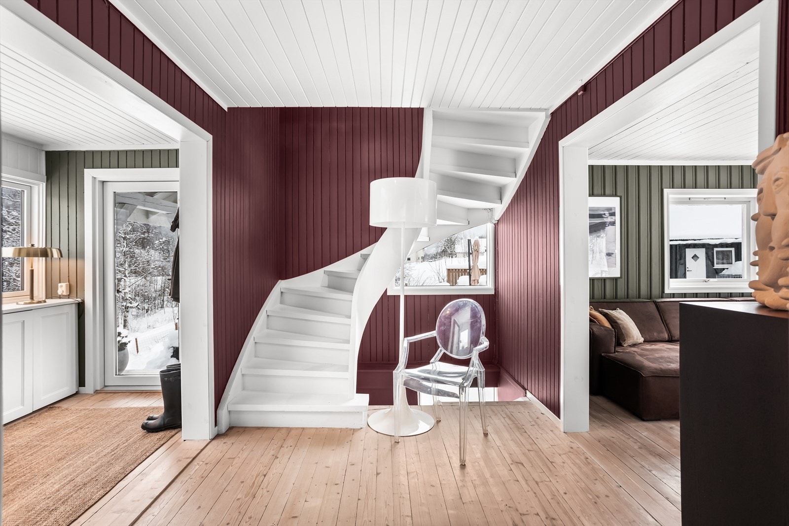 Gangen fungerer som boligens knutepunkt, hvor en tretrapp leder til de øvrige etasjene. Galleribilde