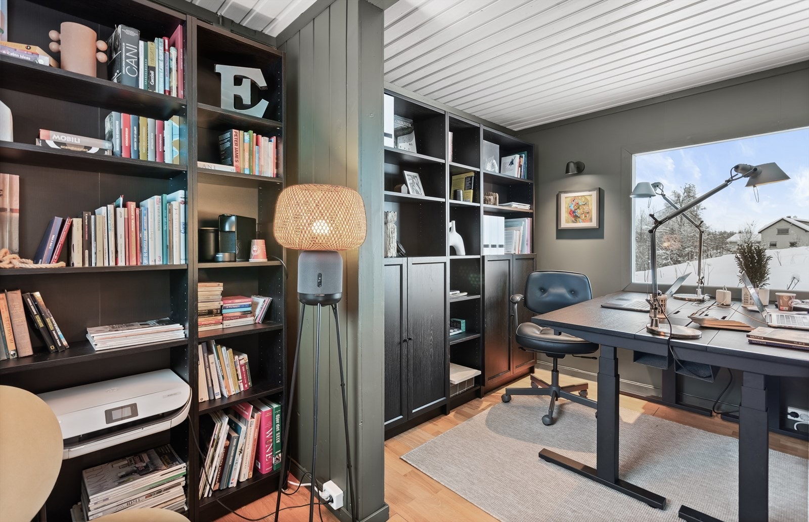 Den ene boden i uthuset er i dag innredet som et kontor. Galleribilde