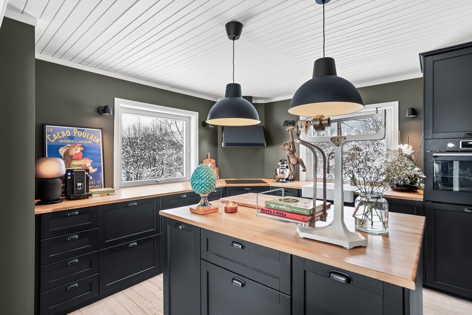 Innredningen har glatte fronter og alle hvitevarer er integrerte. Galleribilde