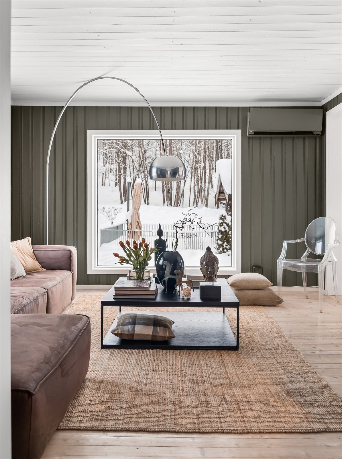 Store vindusflater gir rikelig med naturlig lys og rammer inn utsikten mot hagen. Galleribilde