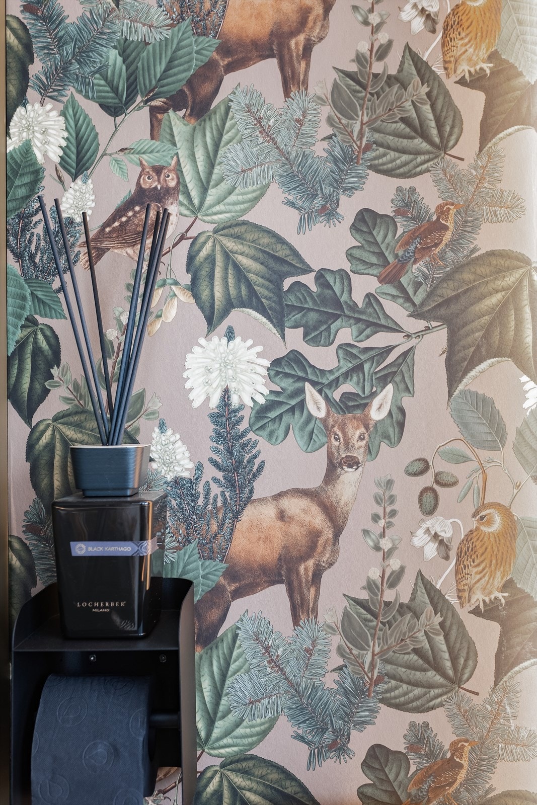 En fondvegg med tapet gir rommet en unik og personlig karakter. Galleribilde