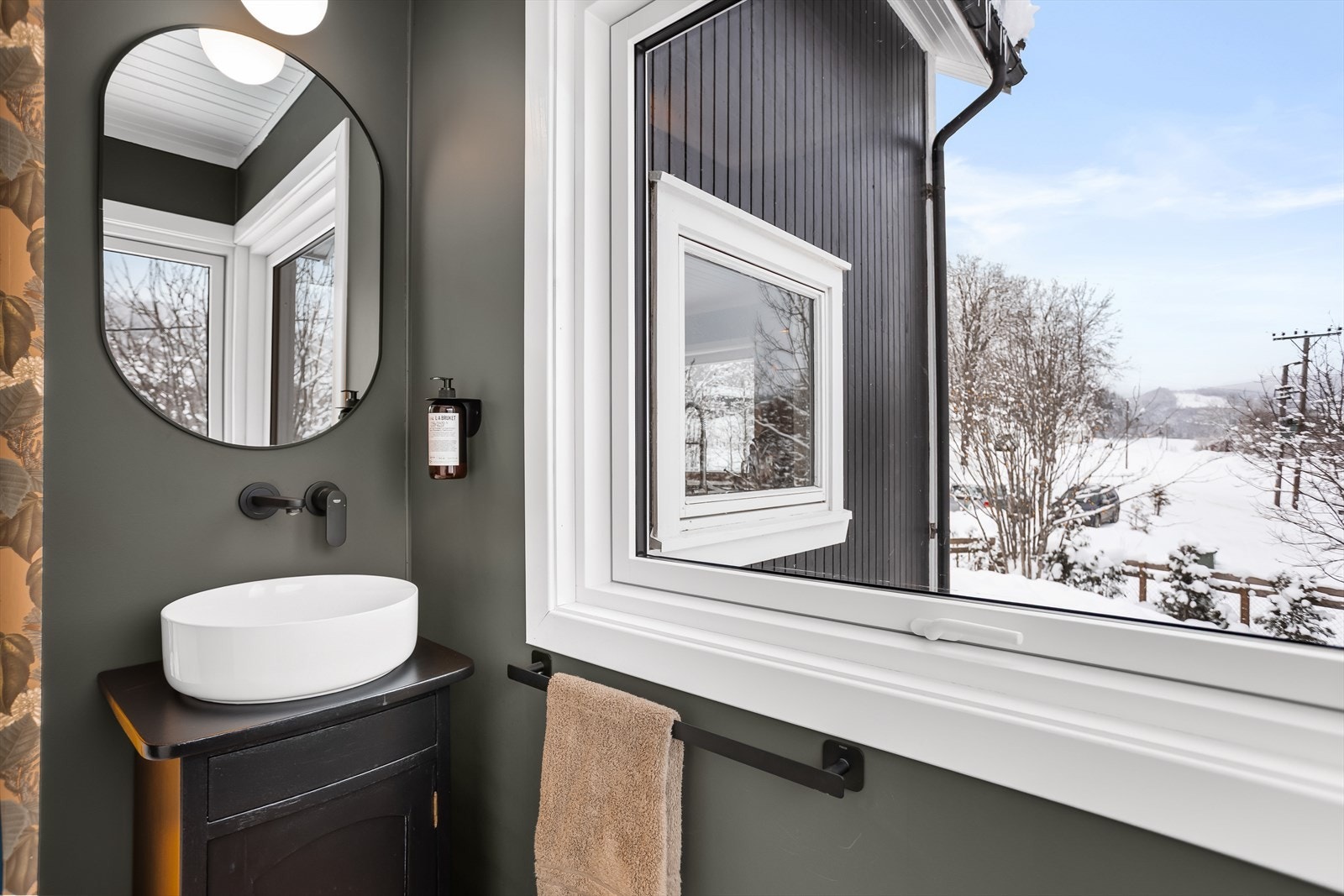 Toalettrommet har servantinnredning, servant med blandebatteri, speil og gulvstående toalett. Galleribilde