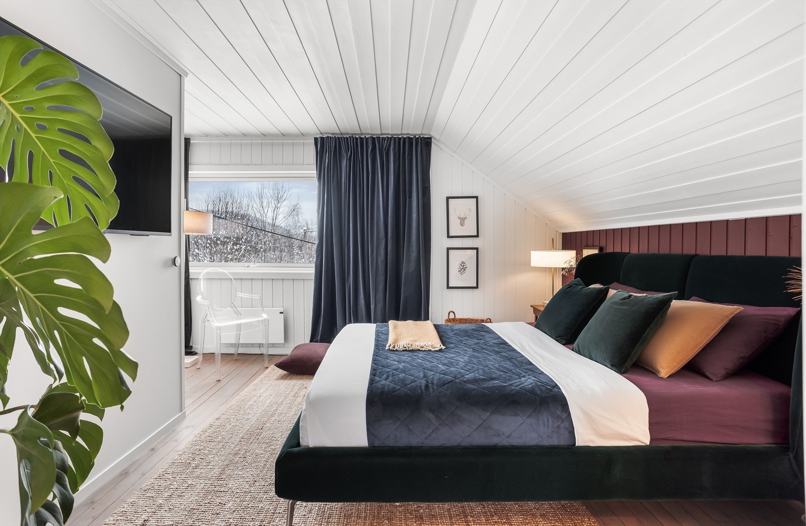 Hovedsoverommet har en lun atmosfære med en kombinasjon av malte flater og panel. Galleribilde