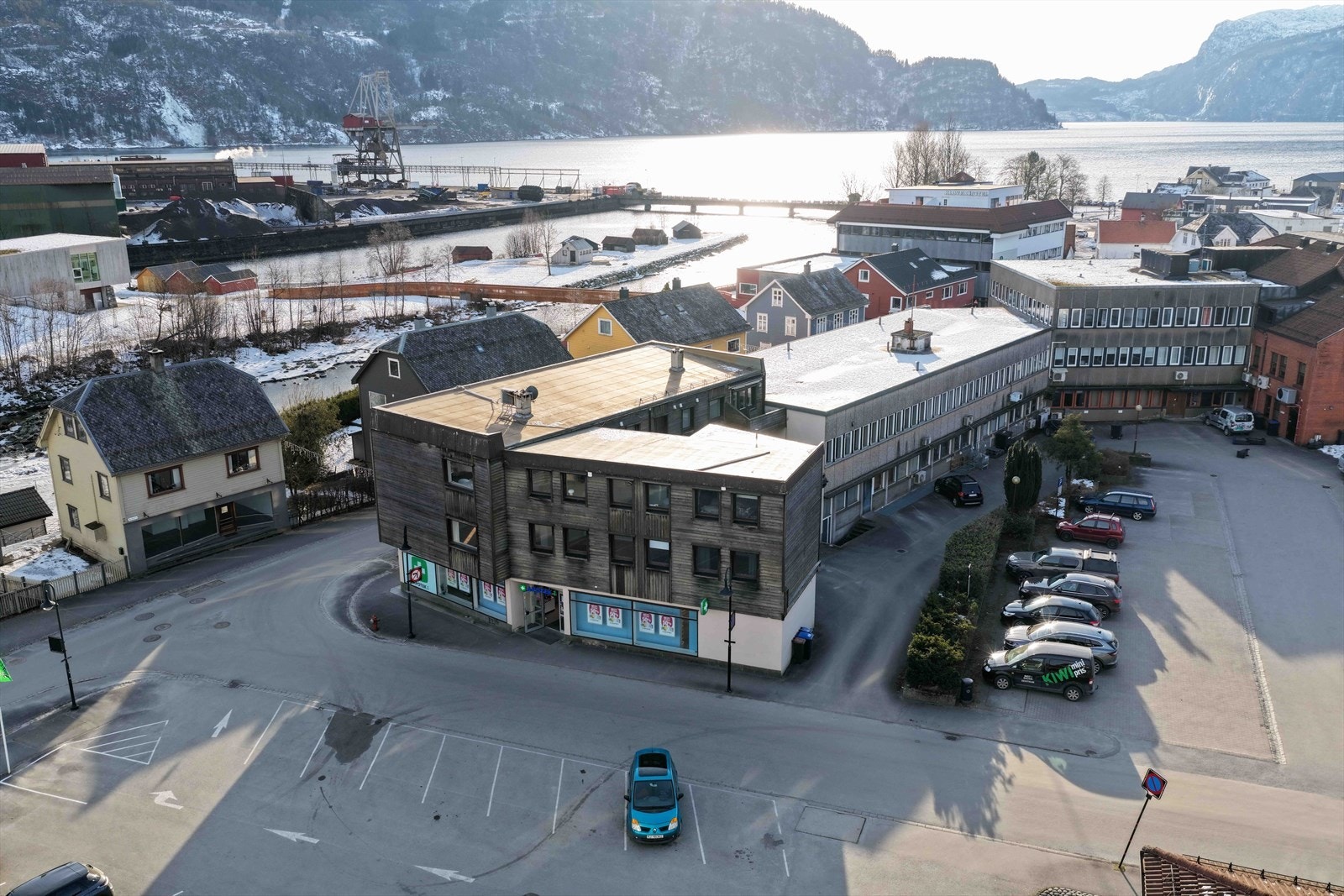 Sentral beliggenhet - oppvarmet gate/uteområde og parkeringsplass ved inngang på baksiden Galleribilde