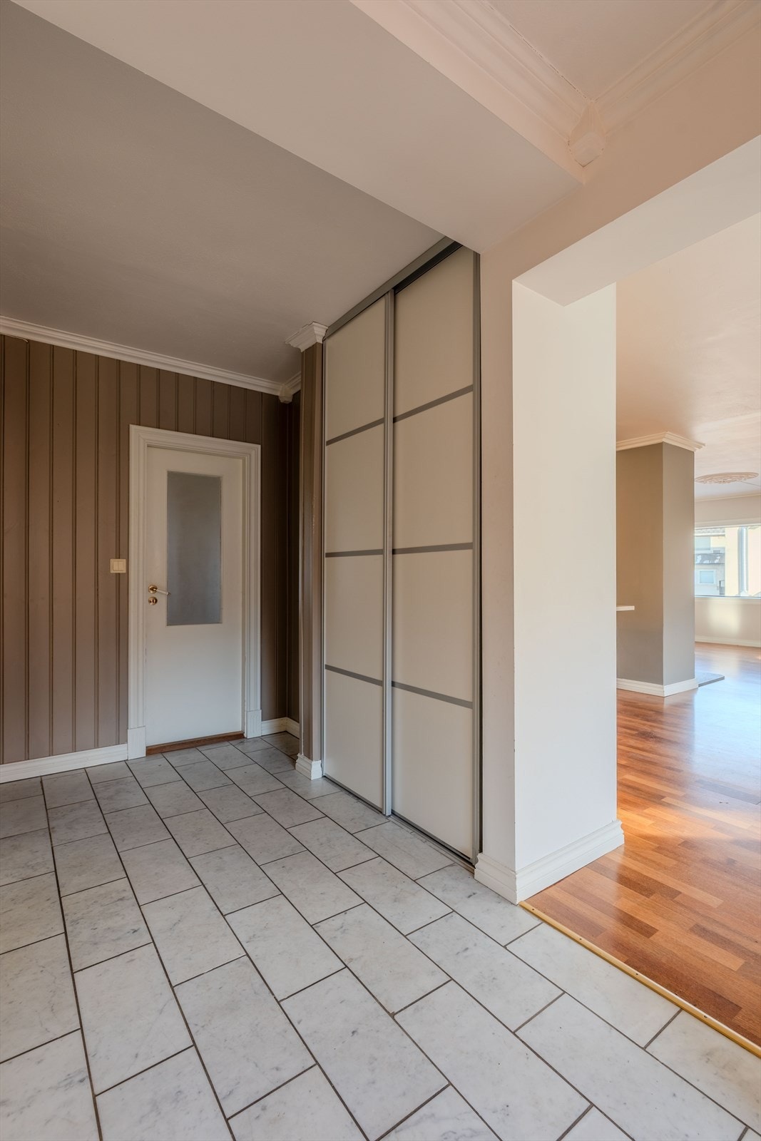 Gang med garderober Galleribilde