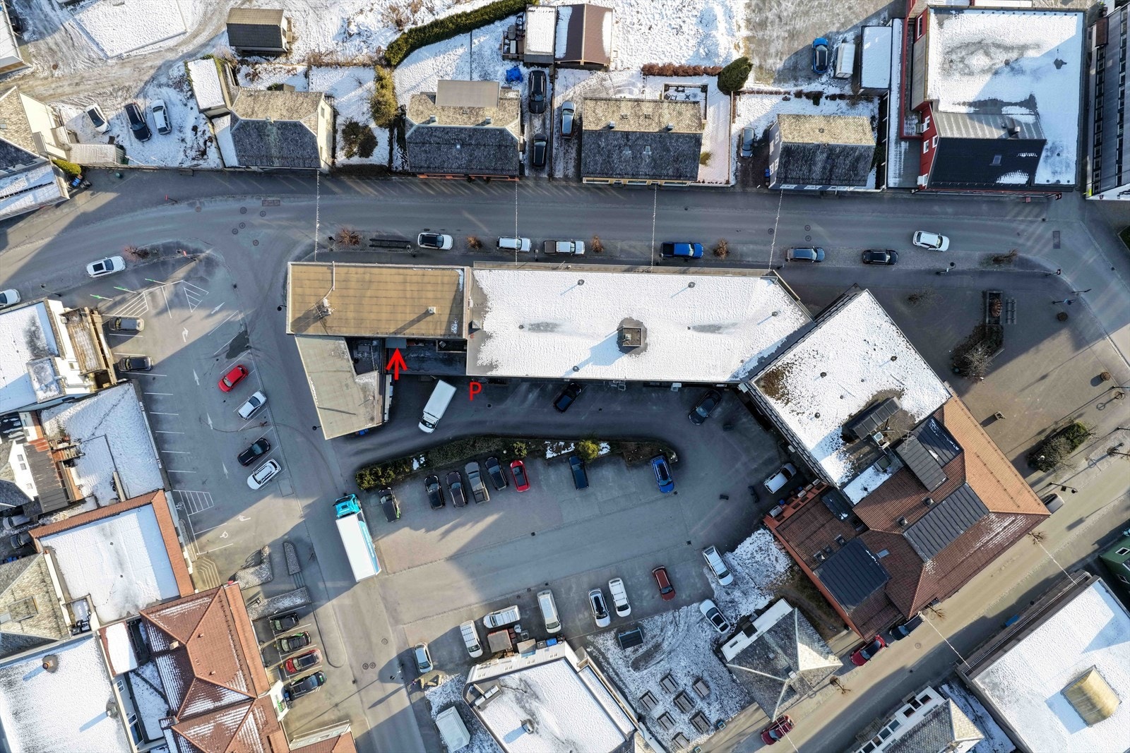 Merket inngang og parkeringsplass Galleribilde