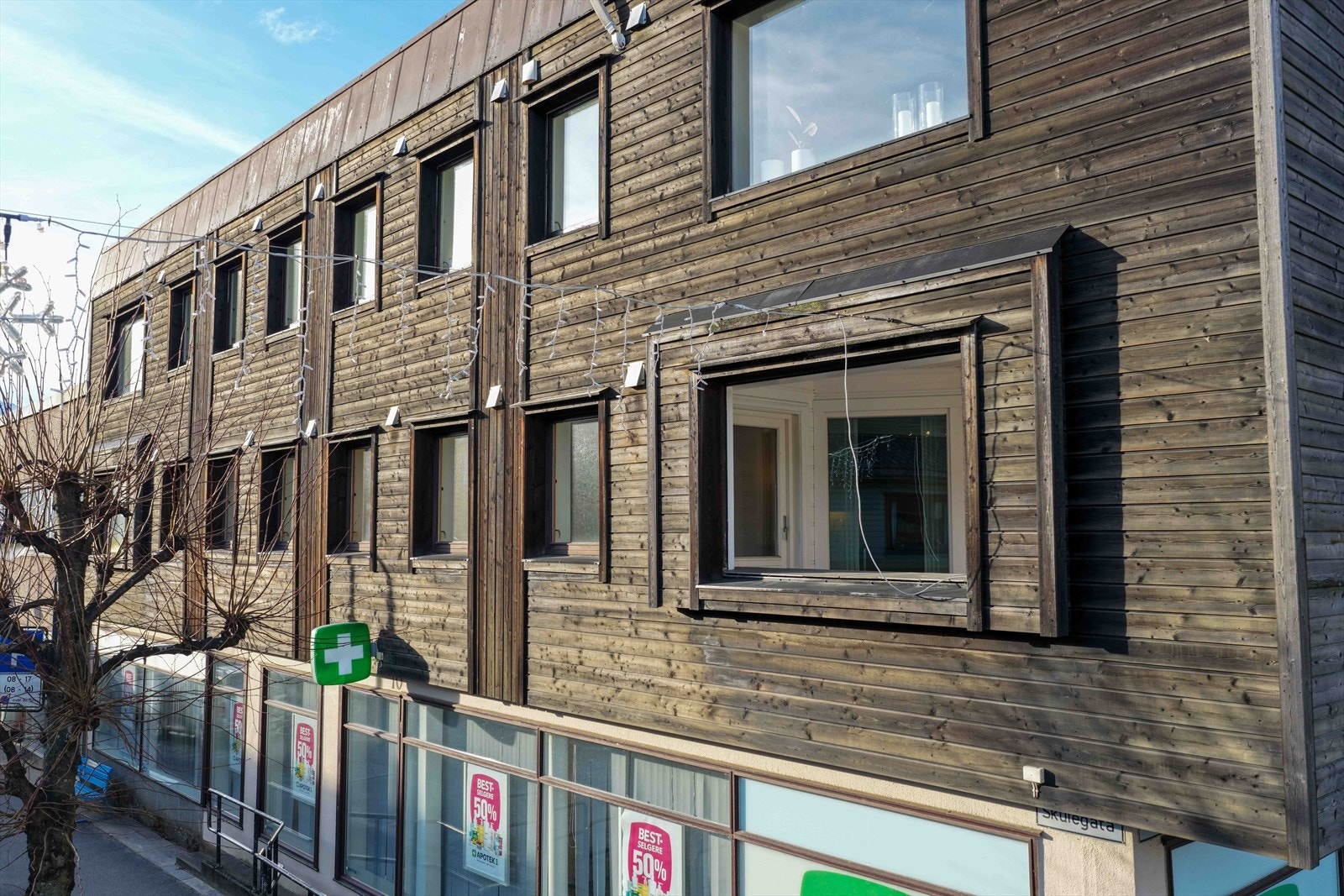 Fasade - vedlikeholdsfri kledning i sibirsk lerk Galleribilde