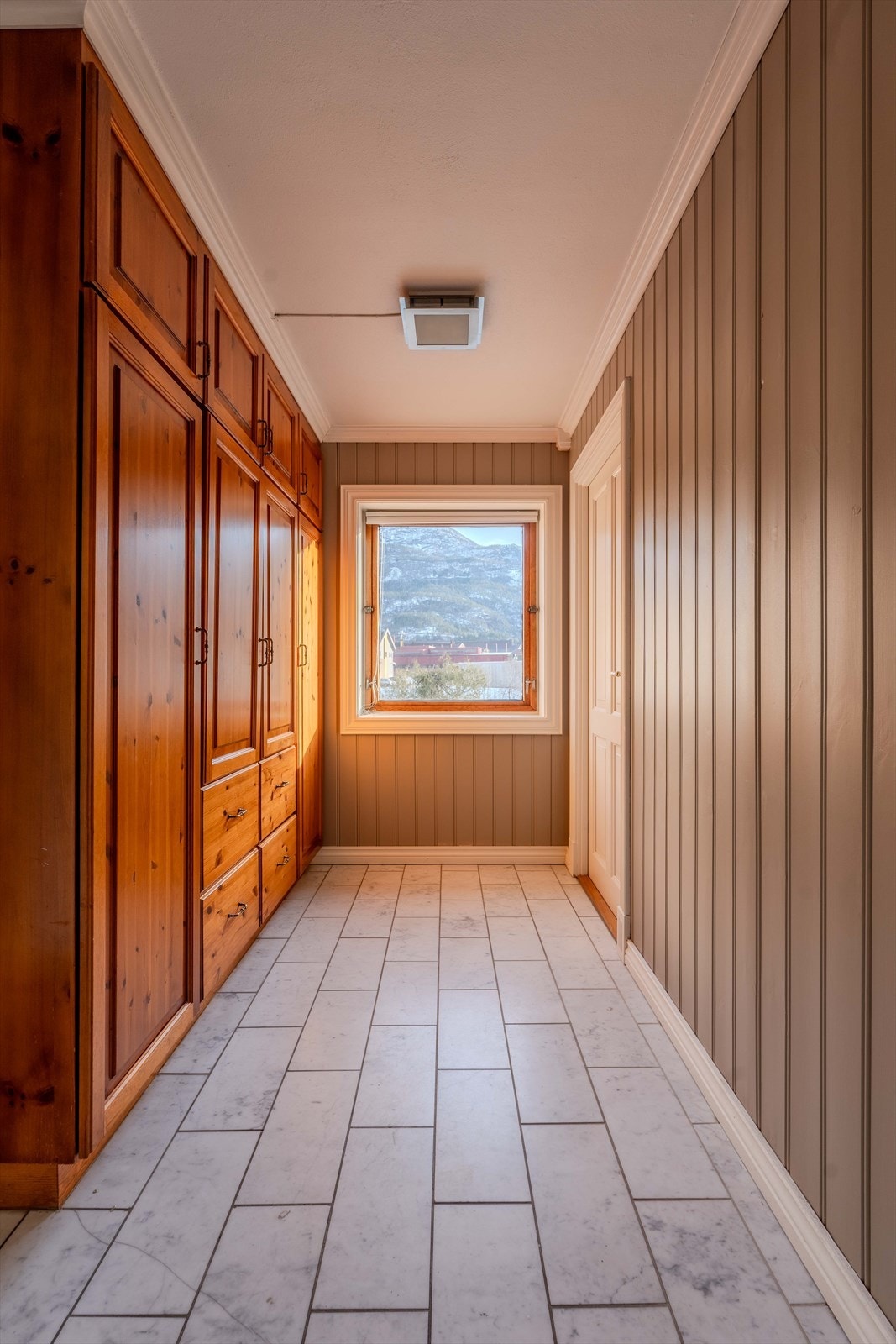 Gang med garderober Galleribilde