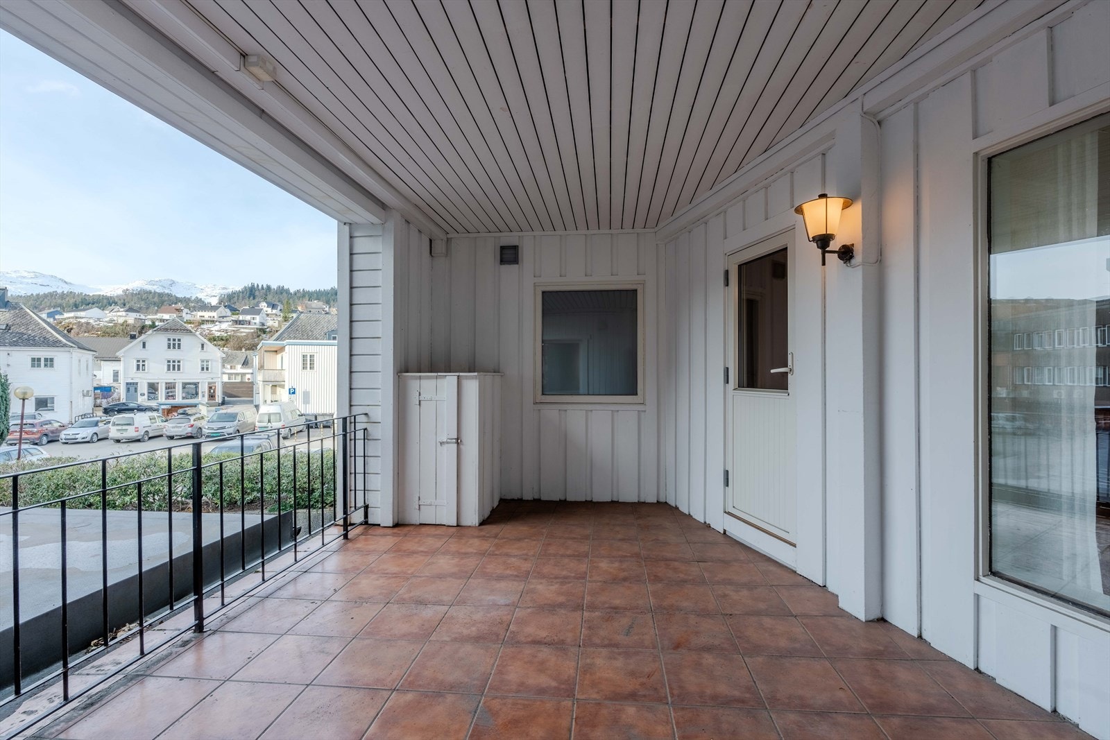 Overbygd balkong - ettermiddag/kveldssol Galleribilde