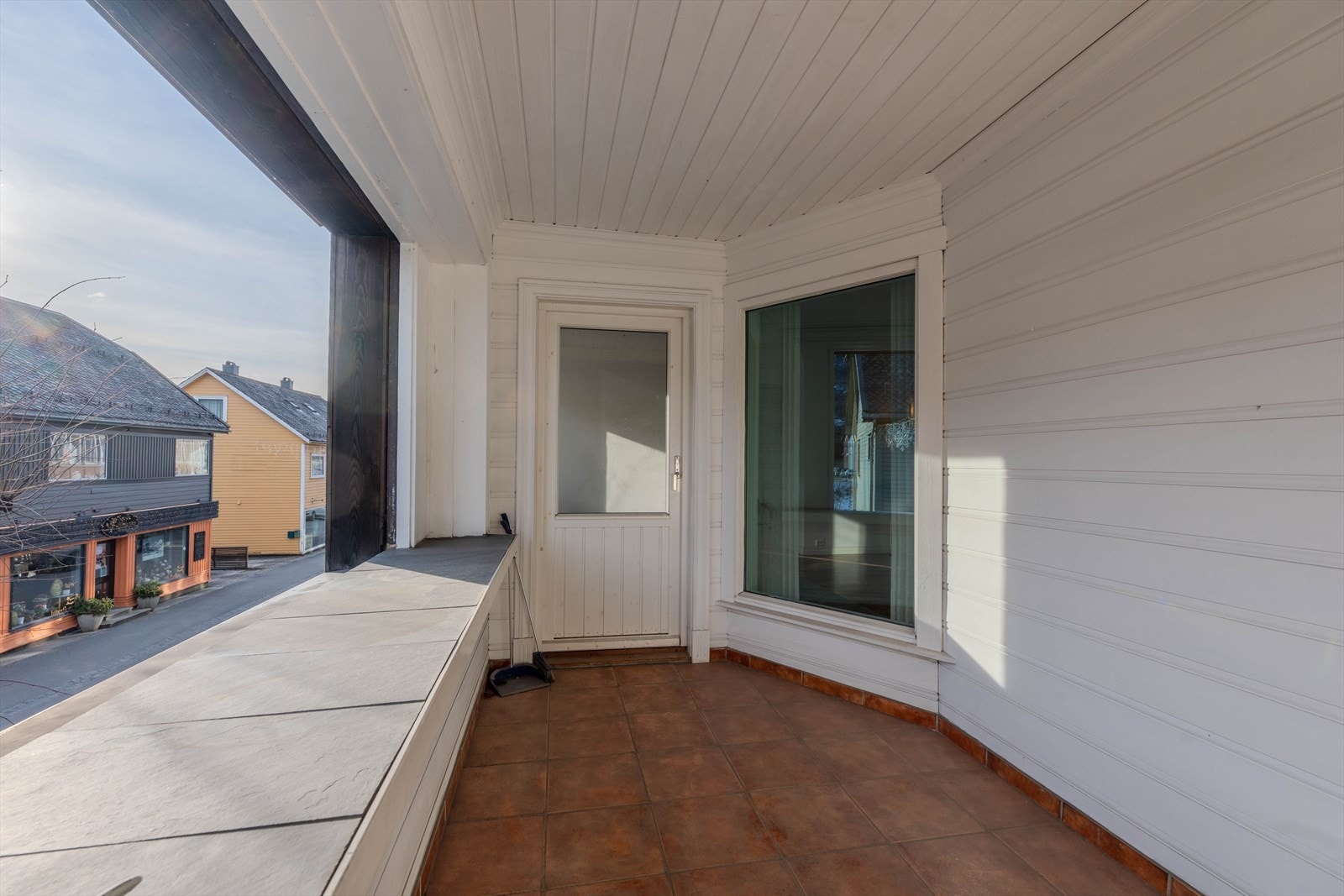 Overbygd balkong mot Skulegata - morgen/formiddagssol Galleribilde