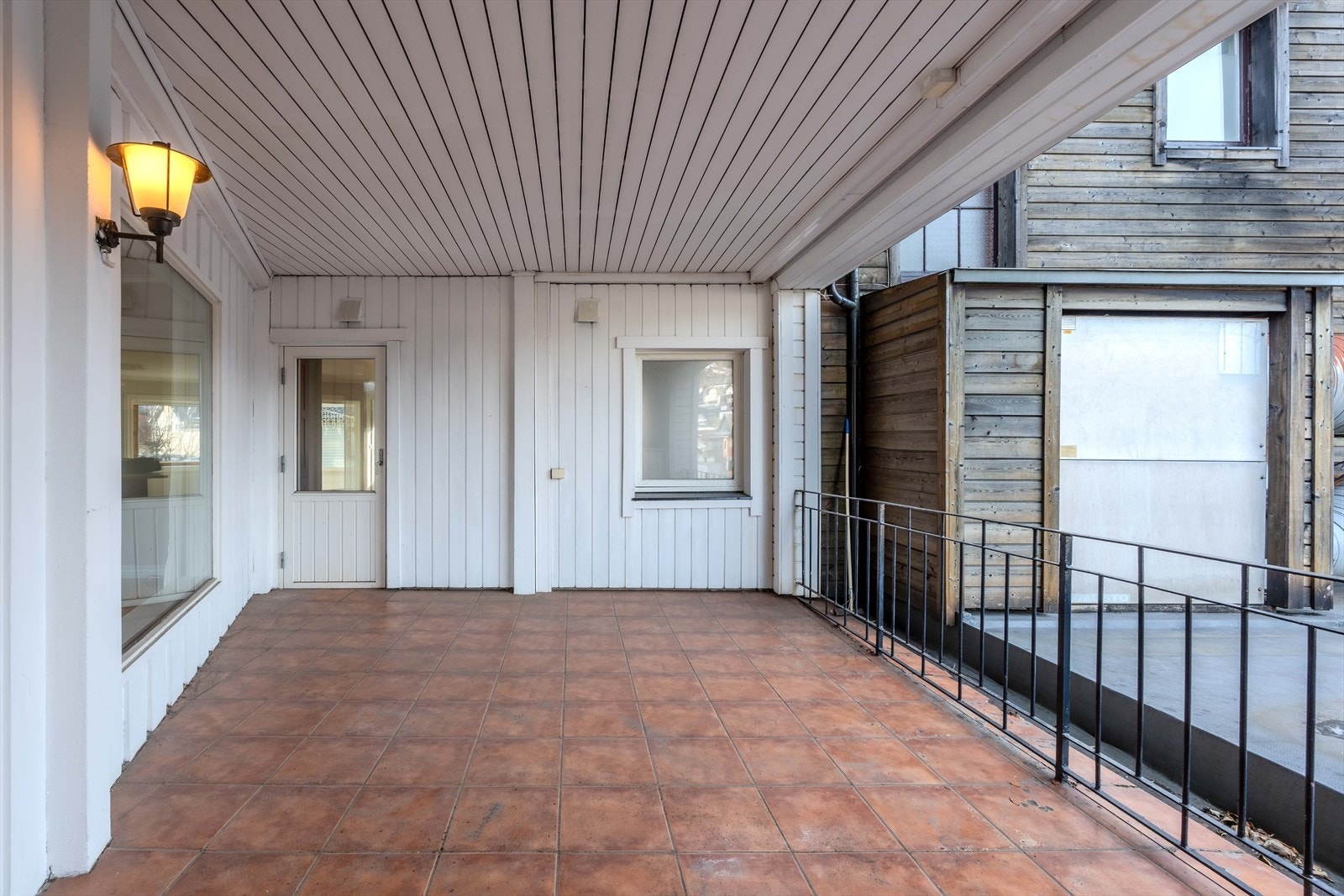 Overbygd balkong - ettermiddag/kveldssol Galleribilde