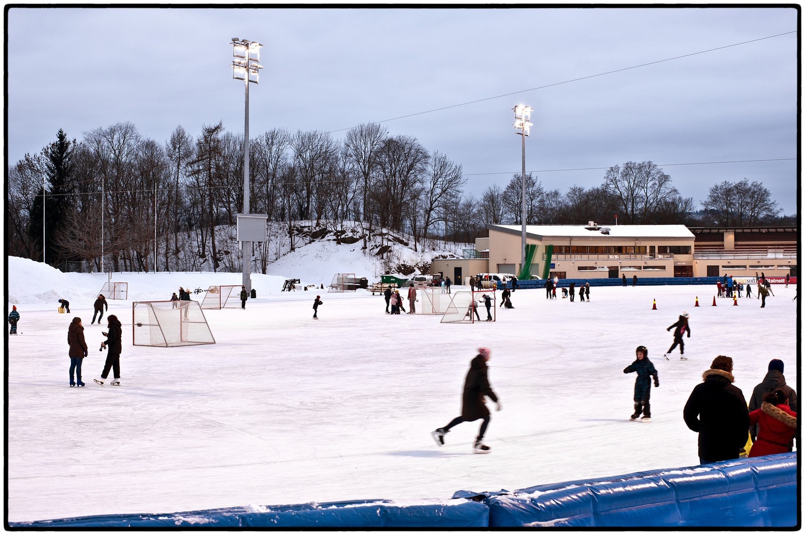Vinterstid islegges stadion og sommerstid er det 11-bane med kunstgressdekke. Galleribilde
