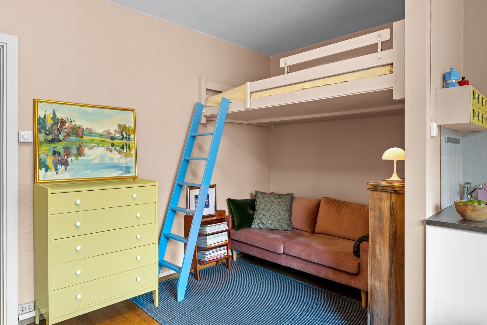 I stuen er det etablert en praktisk alkove med køyeseng, som gir en smart og plassbesparende soveplass. Galleribilde