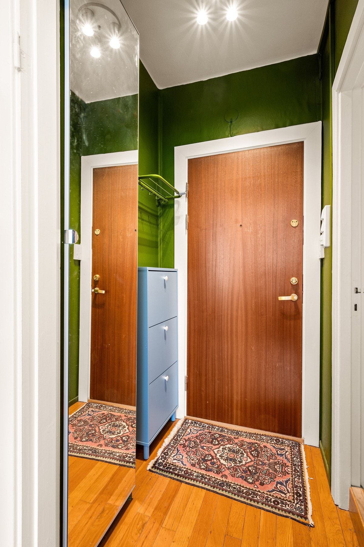 Entréen er innbydende og har garderobeskap med speilfronter som gir både god oppbevaring og en romsligere følelse ved ankomst Galleribilde