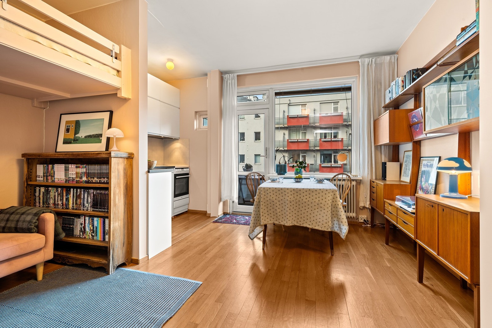 Rommet har plass til både sofagruppe og spisebord, og oppleves luftig og funksjonelt. Galleribilde