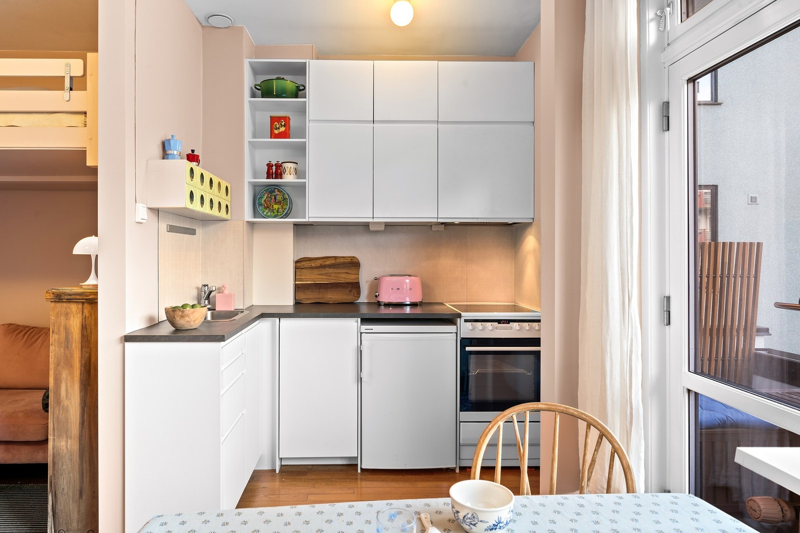 Kjøkkeninnredningen er fra 2017 og har et moderne og tidløst uttrykk. Galleribilde