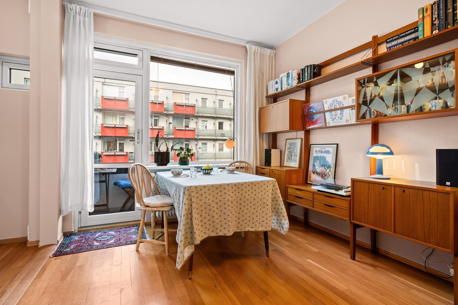 Stuen fremstår lys og innbydende med åpen løsning mot kjøkkenet, noe som gir en sosial og arealeffektiv planløsning. Galleribilde