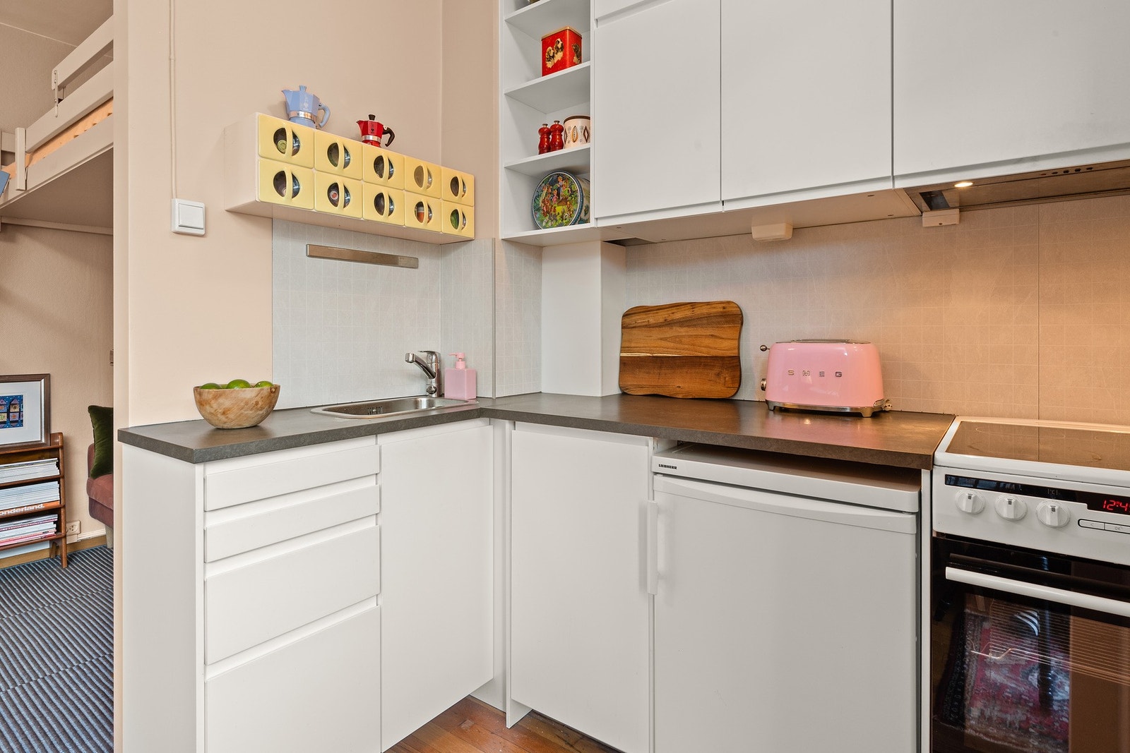 Innredningen er funksjonell med gode arbeidsflater og oppbevaringsmuligheter. Galleribilde