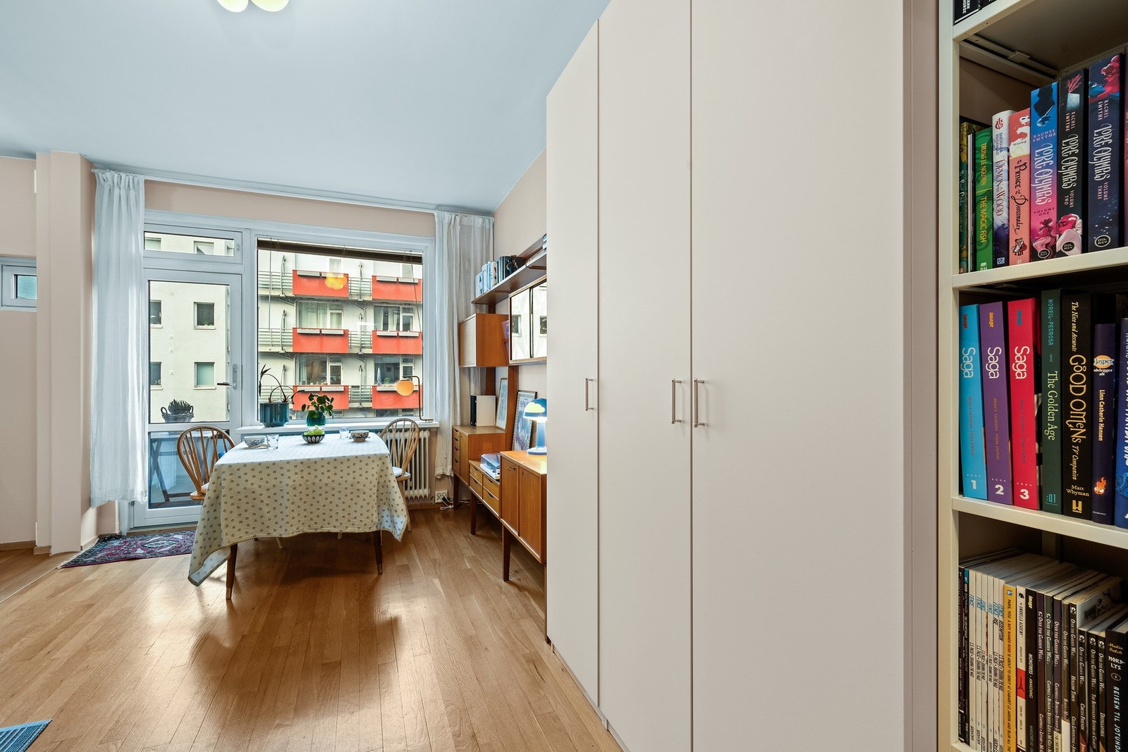 Godt med garderobeskap i stuen, noe som gir rikelig oppbevaringsmuligheter uten å gå på bekostning av romfølelsen. Galleribilde