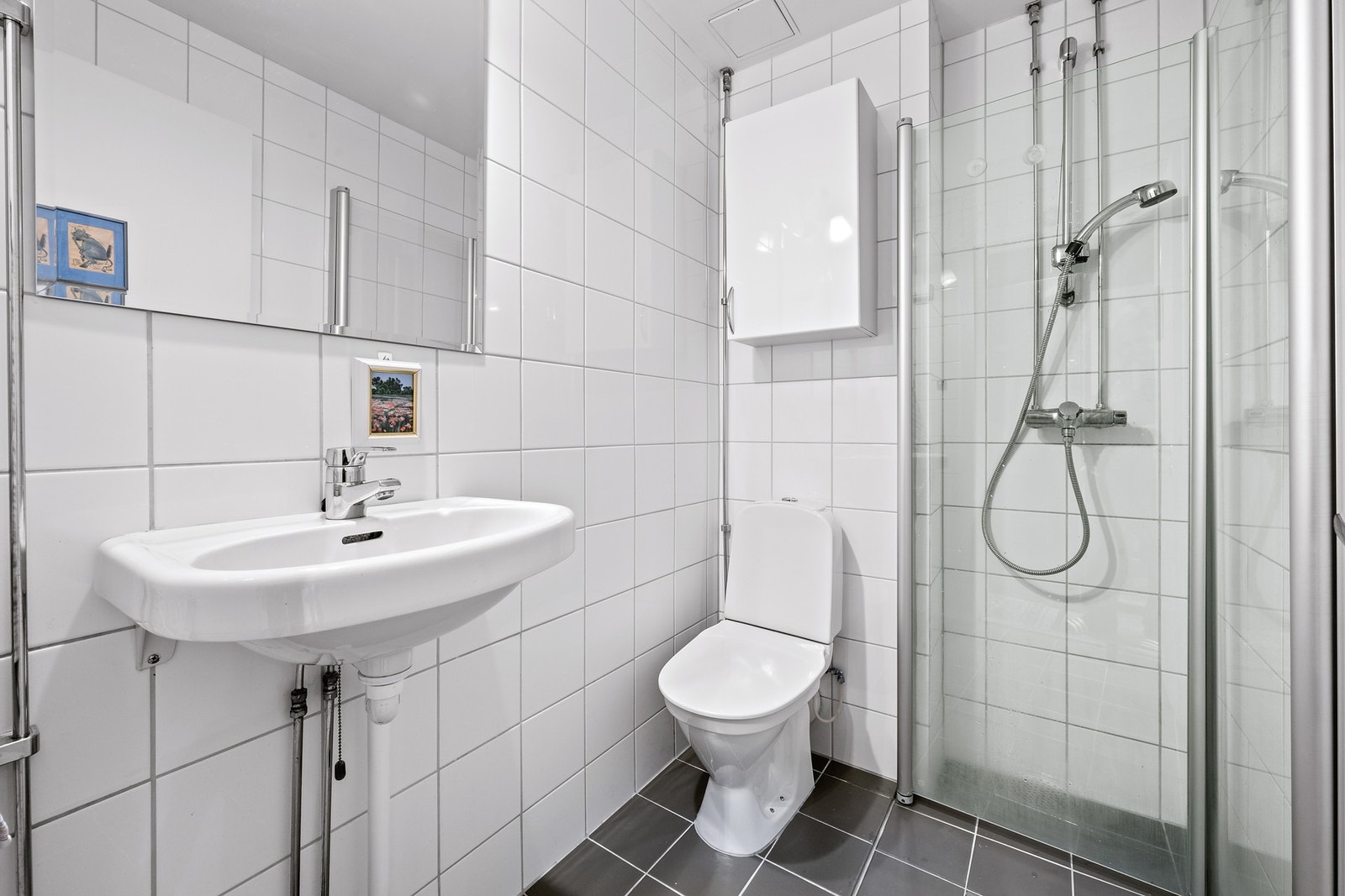 Flislagt bad som fremstår ryddig og funksjonelt. Galleribilde