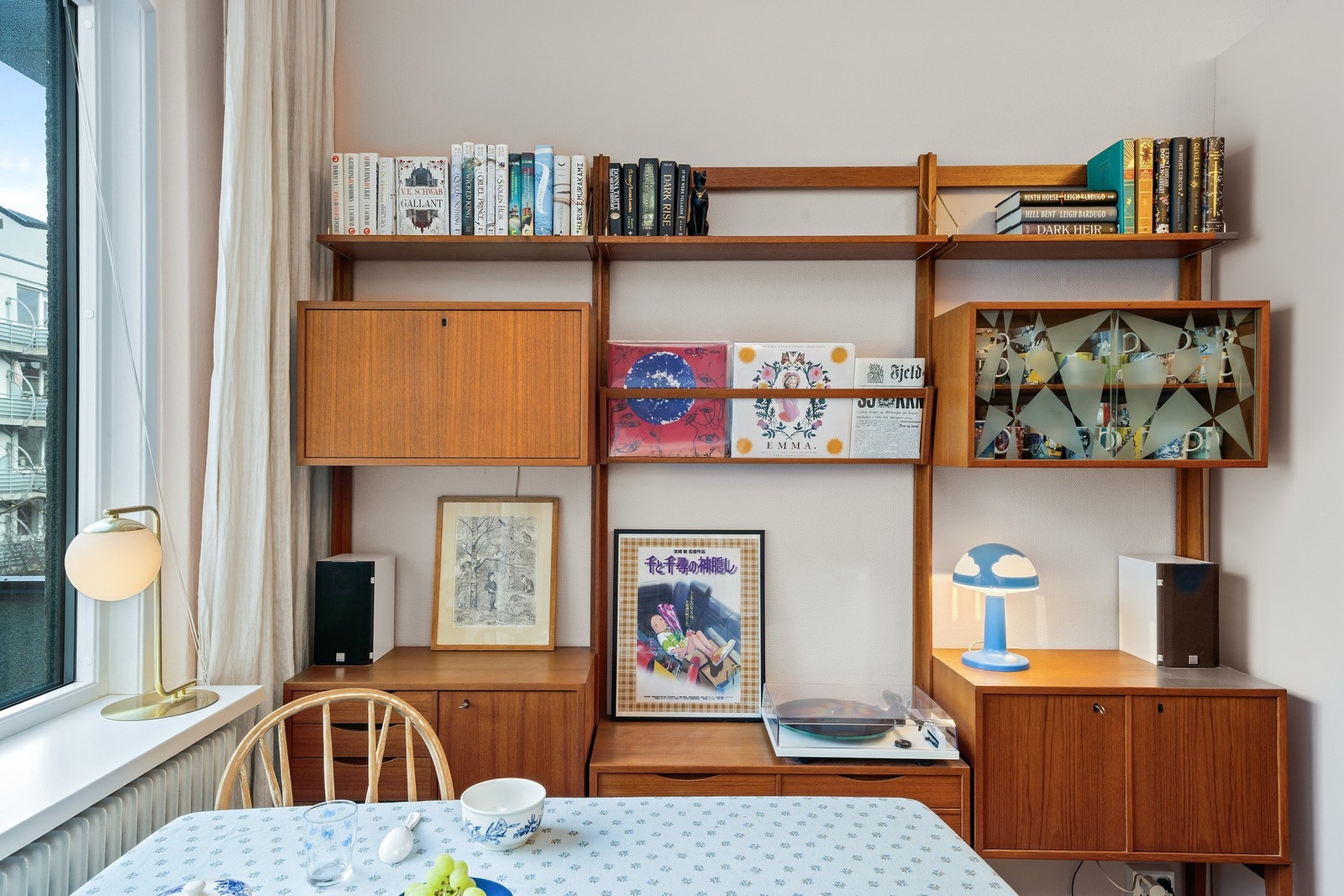 Hyggelig spiseplass som innbyr til sosialt samvær med familie og venner. Galleribilde