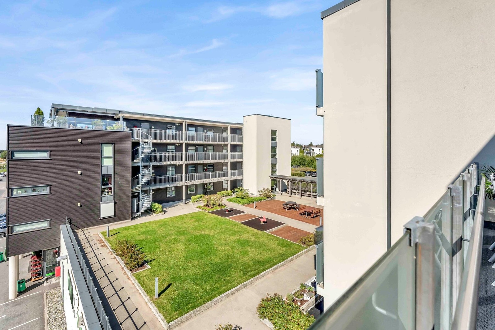 Det er flott utsyn mot fellesarealene fra balkongen. Galleribilde