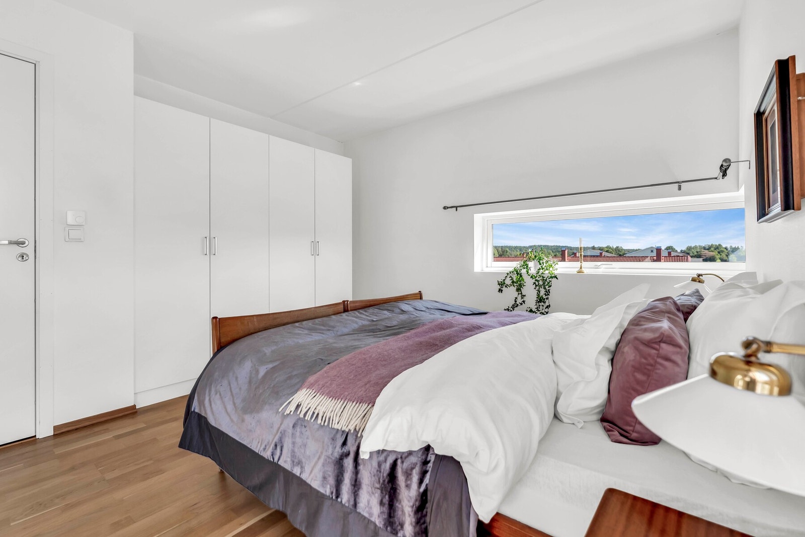 Romslig hovedsoverom som har godt med garderobeplass. Galleribilde