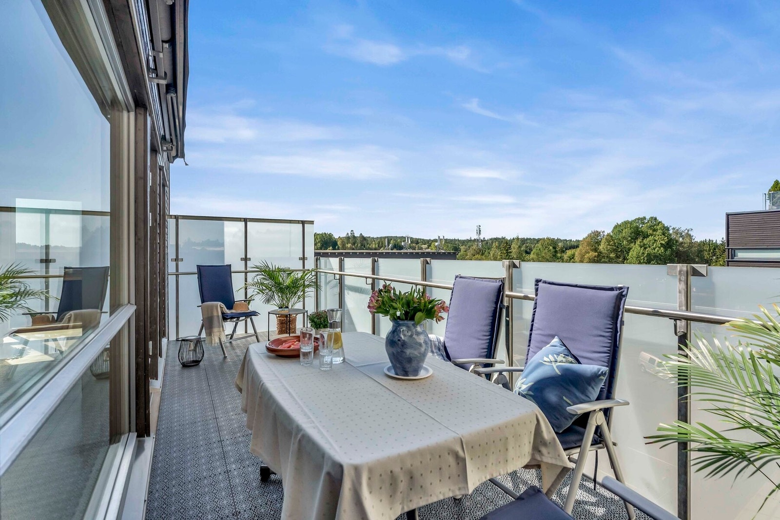 Det er god plass til hagemøblement på den romslige balkongen. Galleribilde