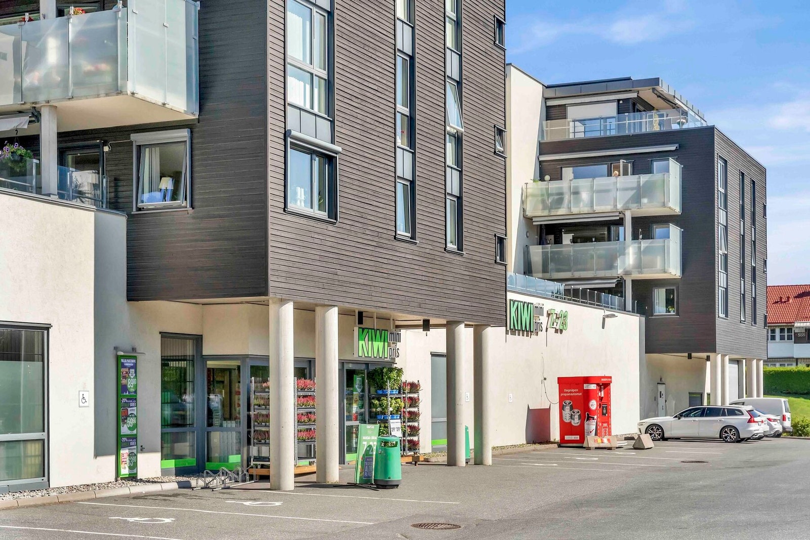 Kiwi dagligvarehandel befinner seg i underetasjen på bygningen og man kan ta heis ned til underetasjen. Galleribilde